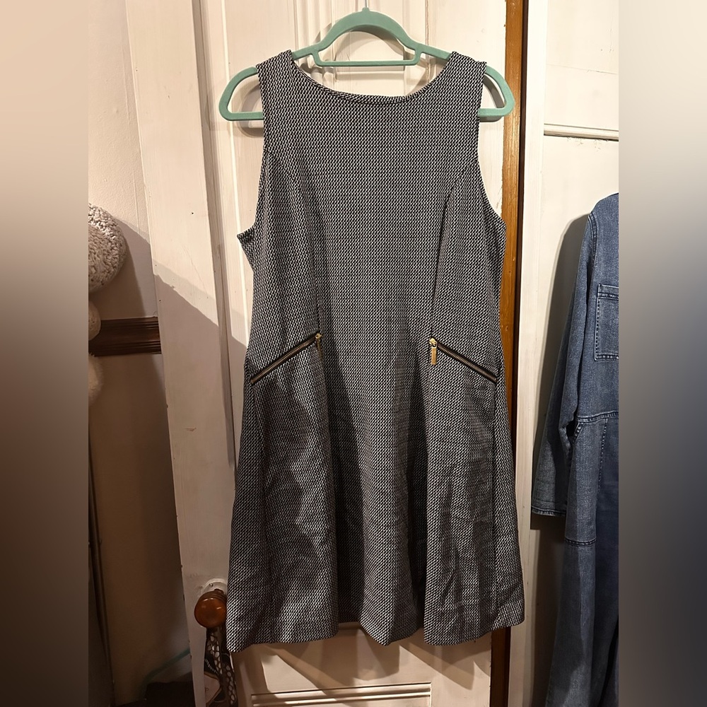Chic and Modern Shift Dress - Size 14